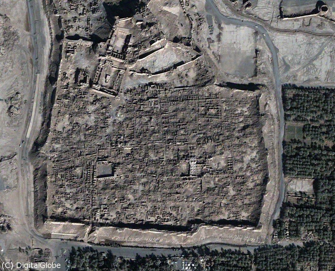 地震後のバム城塞のQuickBird衛星画像