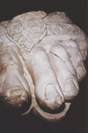 神像の左足