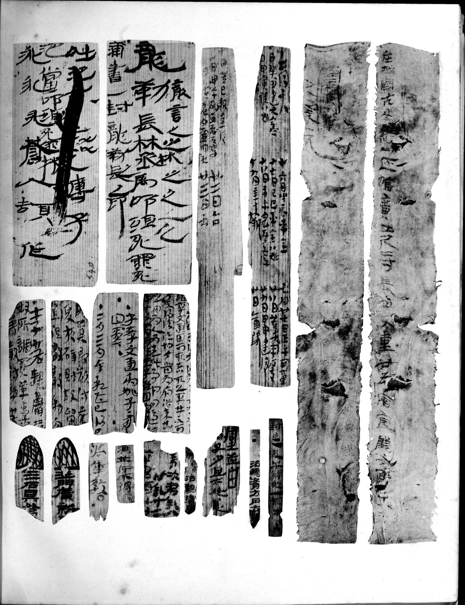 Les documents chinois découverts par Aurel Stein dans les sables du Turkestan Oriental : vol.1 / 327 ページ（白黒高解像度画像）