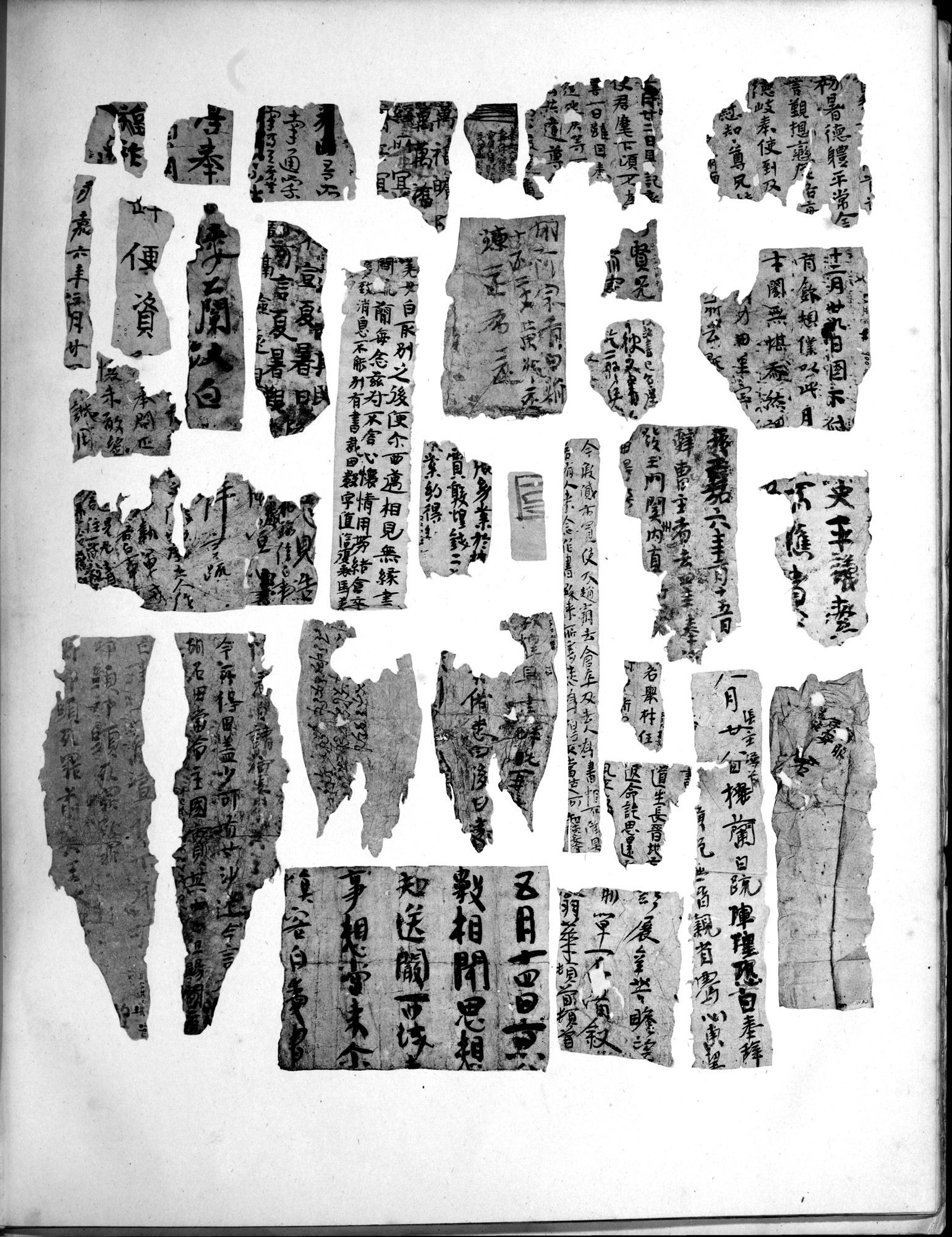Les documents chinois découverts par Aurel Stein dans les sables du Turkestan Oriental : vol.1 / 379 ページ（白黒高解像度画像）